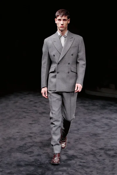 Look 16